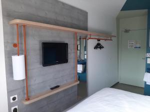TV a/nebo společenská místnost v ubytování ibis budget Bar le Duc + 24 fotografií
