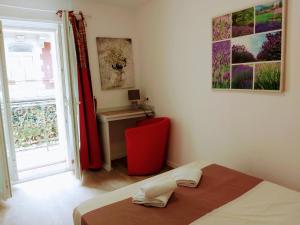 Postel nebo postele na pokoji v ubytování Bernadette' Cosy Flat