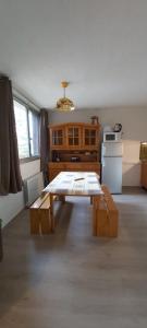 cocina con mesa en el centro de una habitación en Idéal pour les vacances en Selonnet