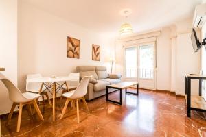 sala de estar con sofá y mesa en tuGuest San Agustin Apartment, en Granada