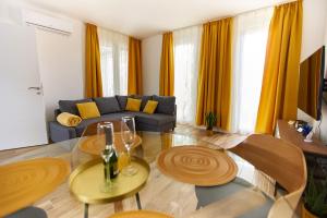 a living room with a couch and a table at STARLIGHT BRONZE Szeged- Exclusive in Szeged