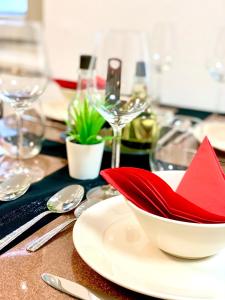 einem Tisch mit einer weißen Platte und einer roten Serviette in der Unterkunft Centrally located Apartment Vienna included Netflix in Wien
