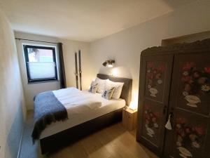 1 dormitorio con cama, ventana y vestidor en ALPartment 38 en Rauris