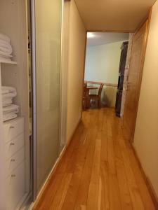 ein Flur mit Schrank und Holzboden in der Unterkunft Departamento Centro San Martin de los Andes in San Martín de los Andes + 8 Fotos