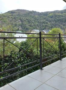 einen Balkon mit einem Geländer und Bergblick in der Unterkunft Departamento Centro San Martin de los Andes in San Martín de los Andes