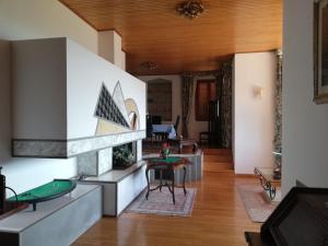 - un salon avec une cheminée et une table dans l'établissement Casa Alberto dalla Roby, à Castel di Sangro