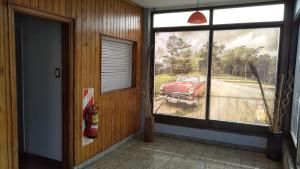 Habitación con ventana y coche rojo en el exterior en Hotel Buenavista - BV Hoteles en La Falda