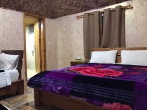 Łóżko lub łóżka w pokoju w obiekcie Wadi Rum Quiet Village Camp