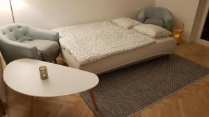 Postel nebo postele na pokoji v ubytování Blick über Krems mit Gartenpavillon