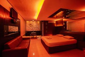 a small room with a bed and a couch at Palace Fortaleza Centro de Eventos motel in Fortaleza