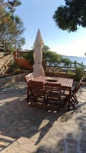 mesa de picnic, sombrilla, mesa y sillas en Villa Vera trifamigliare con ingresso diretto 20 mt al mare clima wi-fi bbq, en Cala Liberotto