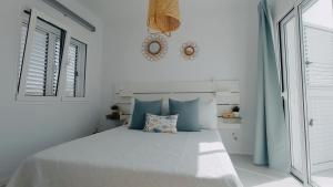 Postel nebo postele na pokoji v ubytování VILLA TRAFALGAR, magnífica casa en la costa ideal para familias que buscan tranquilidad + 15 fotografií