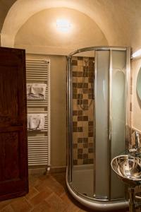 La salle de bains est pourvue d'une douche et d'un lavabo. dans l'établissement Contucci Residenze d'Epoca, à Montepulciano