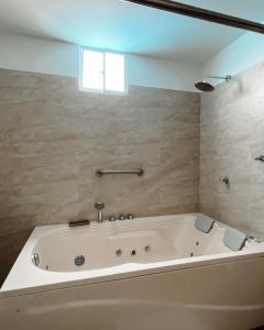 卡塔赫纳Hotel G Cartagena的带窗户的浴室里的白色浴缸