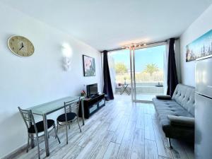 un soggiorno con un divano e un tavolo di Oasis Costa del Silencio a Costa Del Silencio