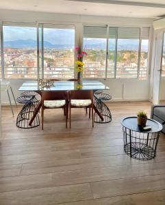 uma sala de jantar com uma mesa e vistas para a cidade em VistaBonitaHome em Alicante