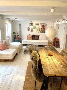 uma sala de estar com uma mesa e um sofá em A Charming and Beautiful Oasis in the Heart of Copenhagen em Copenhague