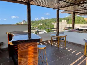 沙由利達的住宿－Amanecer，一间位于建筑屋顶的酒吧,享有美景