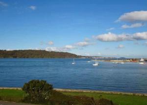 une grande étendue d'eau avec des bateaux. dans l'établissement Spectacular 4 Bedroom Sea View Residential Home, à Bangor