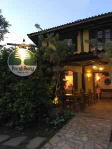 un restaurante con un cartel en el lateral de un edificio en Pousada Aroeira, en Barra do Sahy