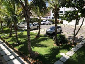 eine Luftansicht eines Parkplatzes mit Palmen in der Unterkunft Sunny Confortable Apartment at the Caribe in Punta Cana
