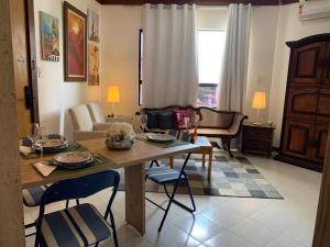 Ruang duduk di Apartamento confortável, região do Iguatemi