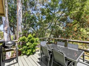 Un balcón o terraza de Lorne Groovy Ocean View Log House, Pet Friendly, FREE WIFI wine & chocolates kangaroos in the evening