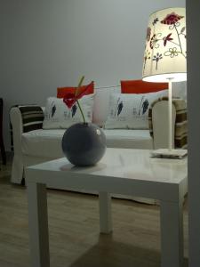 Casa Da Avo Clementina في فونشال: غرفة معيشة مع طاولة عليها مزهرية