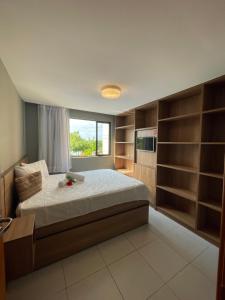 Postel nebo postele na pokoji v ubytování GUARAJUBA PARAÍSO DAS ÁGUAS - O ORIGINAL - são 12 APTS com 1, 2, e 3 quartos - PIONEIROS nesta plataforma desde 2016, OFERECEMOS CREDIBILIDADE - SE LIGA, temos o perfil com o maior número de avaliações positivas da região, seu PET é bem-vindo + 37 fotografií