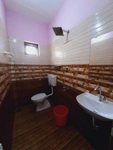 ein Bad mit einem WC und einem Waschbecken in der Unterkunft Quality Inn Varkala in Varkala
