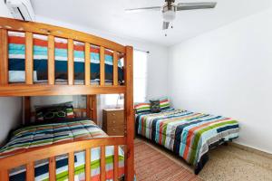Säng eller sängar i ett rum på Huge Porch House in Rainforest 15 min from Beach