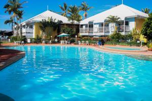 Bazén v ubytování WhitsunStays - The Resort by the Sea nebo v jeho okolí