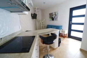 a kitchen with a counter and a stool in a room at Departamento Ibiza in La Paz