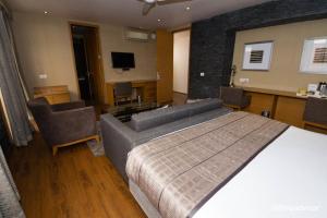 Postel nebo postele na pokoji v ubytování Udman Hotel Panchshila Park
