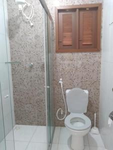 ein Bad mit einem WC und einer Glasdusche in der Unterkunft Casa em PIPA 2 quartos 103 in Pipa