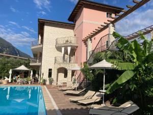 The swimming pool at or close to Residenza Le Due Torri