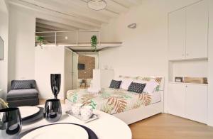 um pequeno quarto com uma cama e uma cozinha em P&D Apartments Darsena em Milão