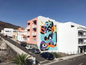 Tesbabo Beach في لا ريستينجا: لوحة كبيرة على جانب المبنى