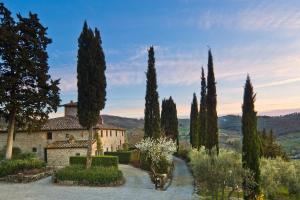 una villa italiana con una fila de cipreses en Casolese di Vignamaggio, en Greve in Chianti