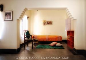 Posezení v ubytování PARUL - Elegant Heritage Home at the Heart of Shantiniketan