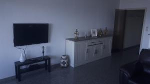 Μια τηλεόραση ή/και κέντρο ψυχαγωγίας στο Appartement "Zeezicht 002"