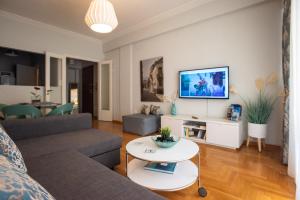 TV a/nebo společenská místnost v ubytování Blue Ark Acropolis Light