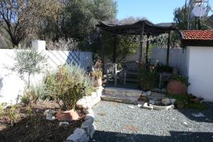Ein Garten an der Unterkunft The Spidaki