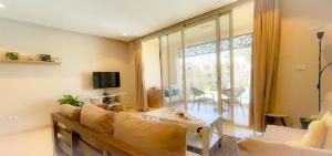 sala de estar con sofá y ventana grande en JOYNANT #Mangroovy 2Bedroom Pool View- Free Beach Access #GOUNA, en Hurghada