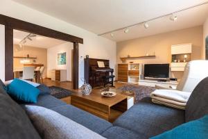 a living room with a couch and a table at Ferienhaus-Eschede in Eschede