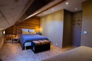 a bedroom with two beds and a table in a room at Le R&ecirc;ve d'Aghon Chambres et Table d'H&ocirc;tes in Bagn&egrave;res-de-Bigorre