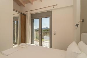 Postel nebo postele na pokoji v ubytování CARLOS MANSION LUXURY SUITES