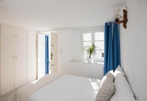 Кровать или кровати в номере Eleanna's Mykonos