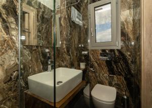 Koupelna v ubytování CARLOS MANSION LUXURY SUITES