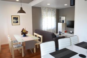 ein Esszimmer und ein Wohnzimmer mit einem Tisch und Stühlen in der Unterkunft Api Apartment in Zagreb